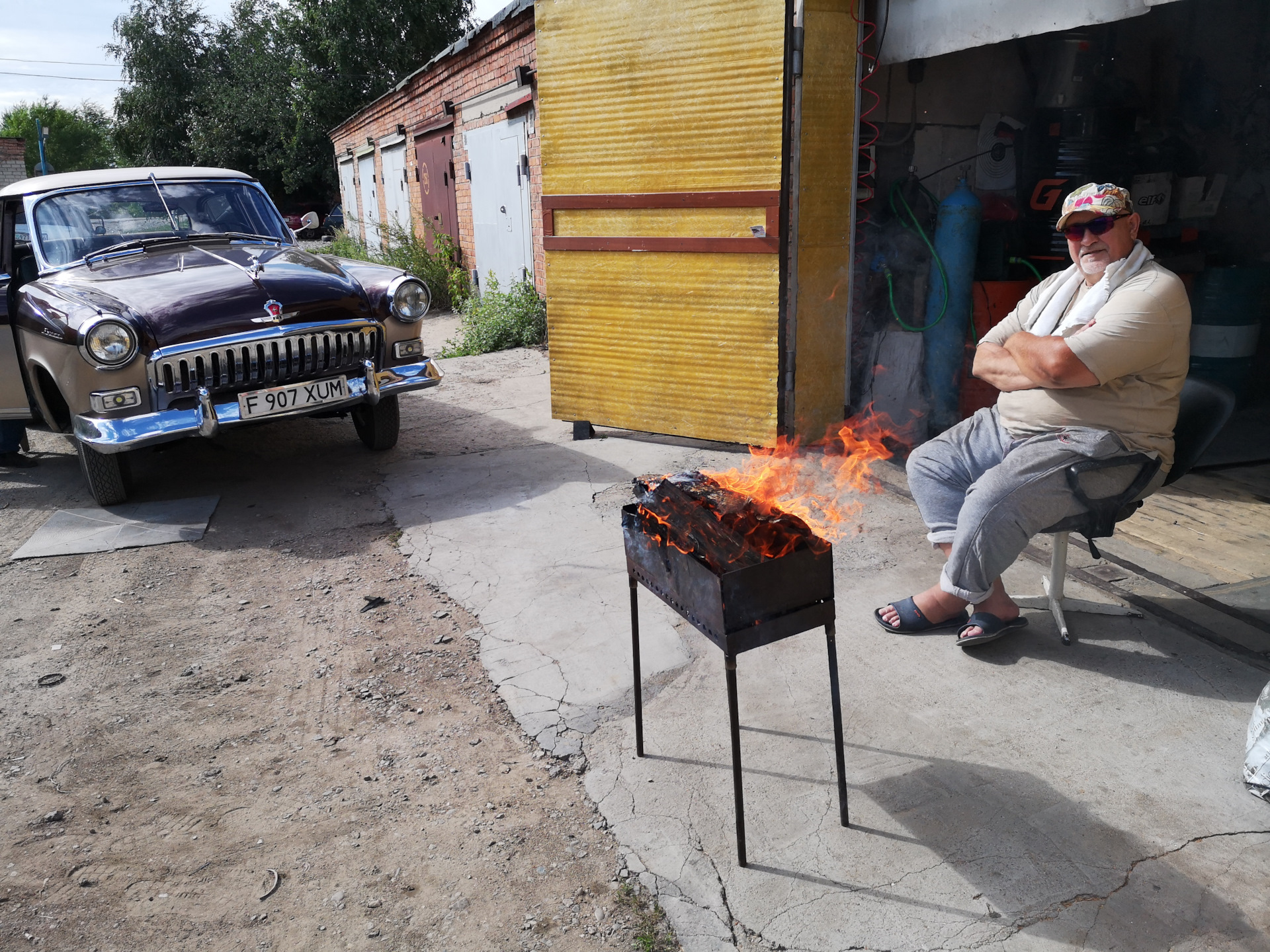 Душевные посиделки в гараже