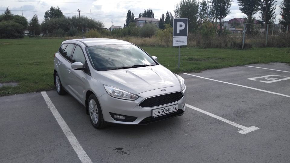 Ford Focus Wagon Silber Caravan