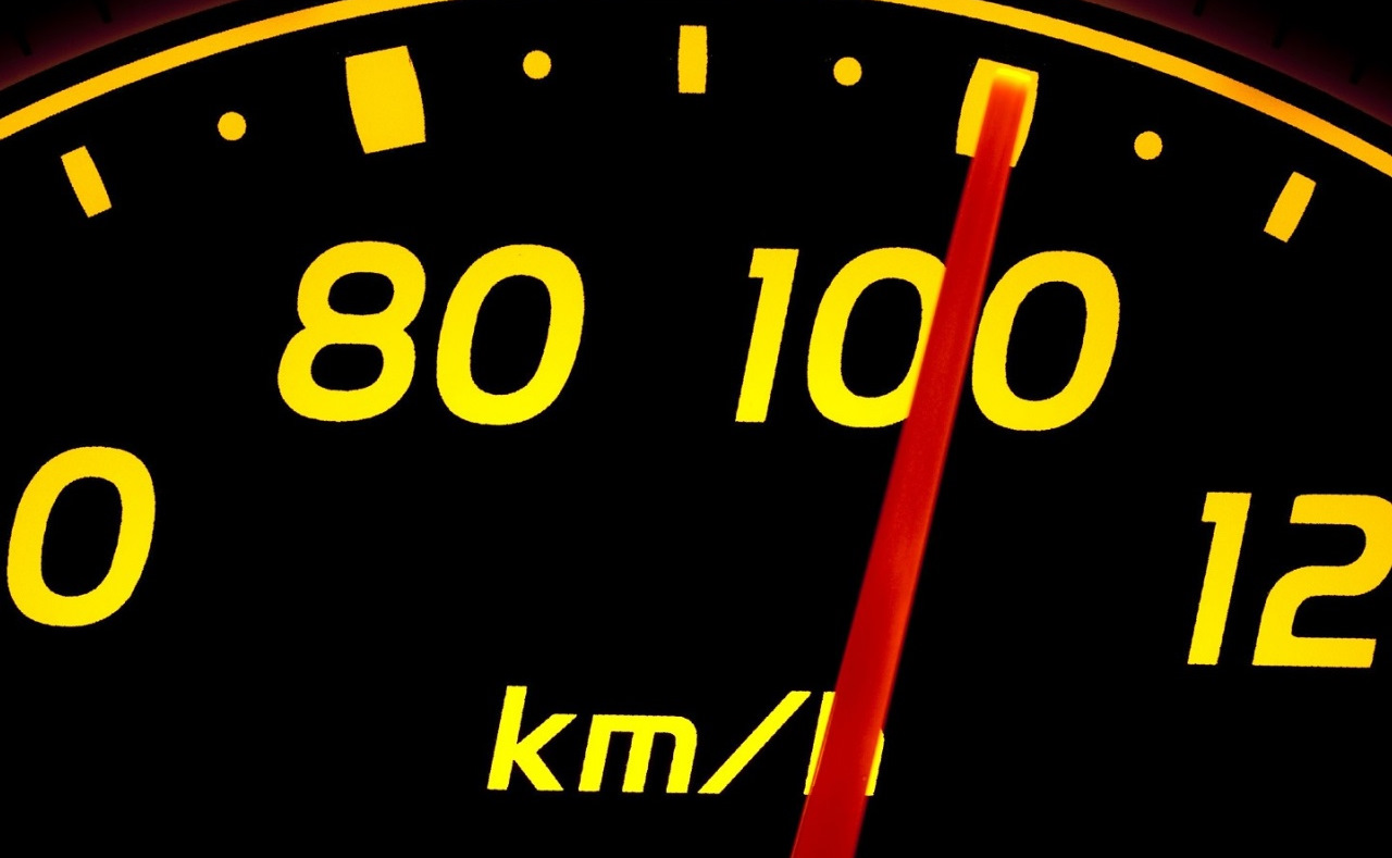 Скорость автомобиля 100км ч. Спидометр 100. 100 Км ч. Спидометр 100 км ч. Спидометр 100 километров в час.