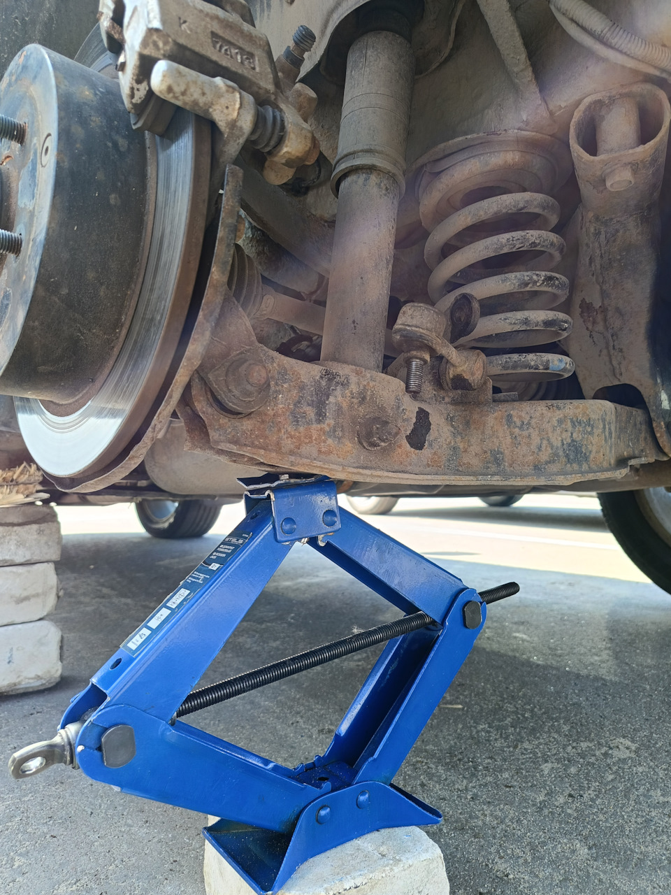 Снял колесо, открутил стойку стабилизатора, поддомкратил рычаг. — Mitsubishi Outlander XL