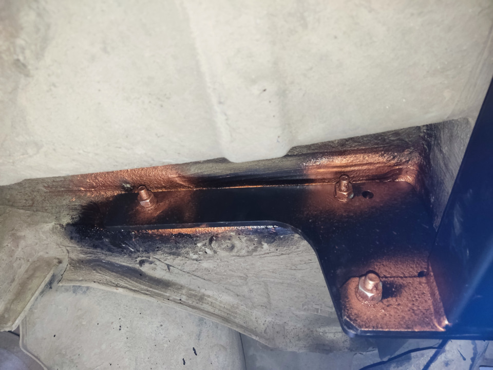 Крепление фаркопа к кронштейну справа — Nissan Terrano III