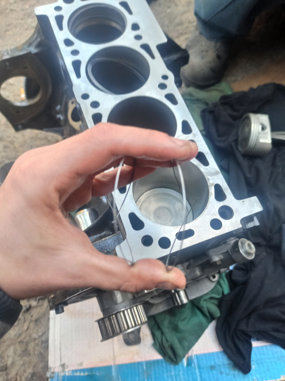 Маслосъёмные кольца ставил в таком положении Блюдцами к друг другу — Opel Vectra A