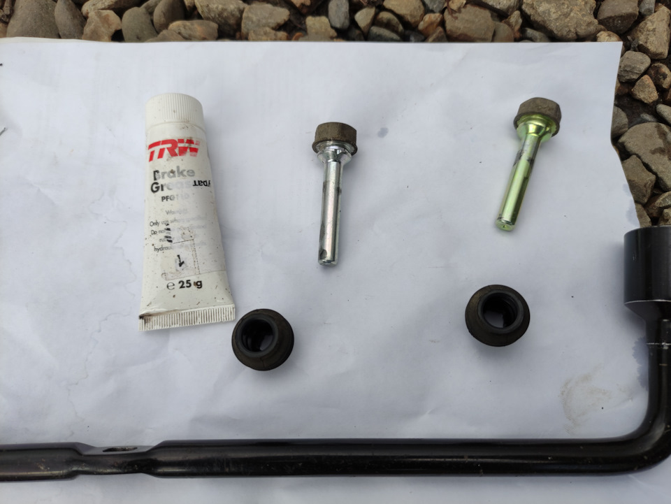 Это смазка TRW, которую я использую лет пять в задних суппортах для сравнения с Тойотовской. TRW более склонна с загустению и подсыханию, но чуть лучше убирает тарахтения, в плане смазки обе отрабатывают на отлично по 3-4 года, а вот на 5ый год могут начаться заедания направляющих, при том что смазка всё еще присутствует при разборе. — Hyundai Solaris (1G)