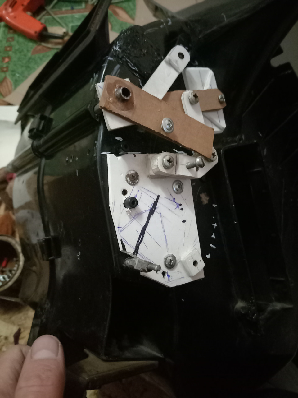 Собрал печку, прклеял внутренние стороны селеном, продолжил проектирование. Добавил ещё один рычаг для управления заслонки на лоб, стал проектировать рычаг заслонки в грудь/ноги. — Lada 2120 Надежда