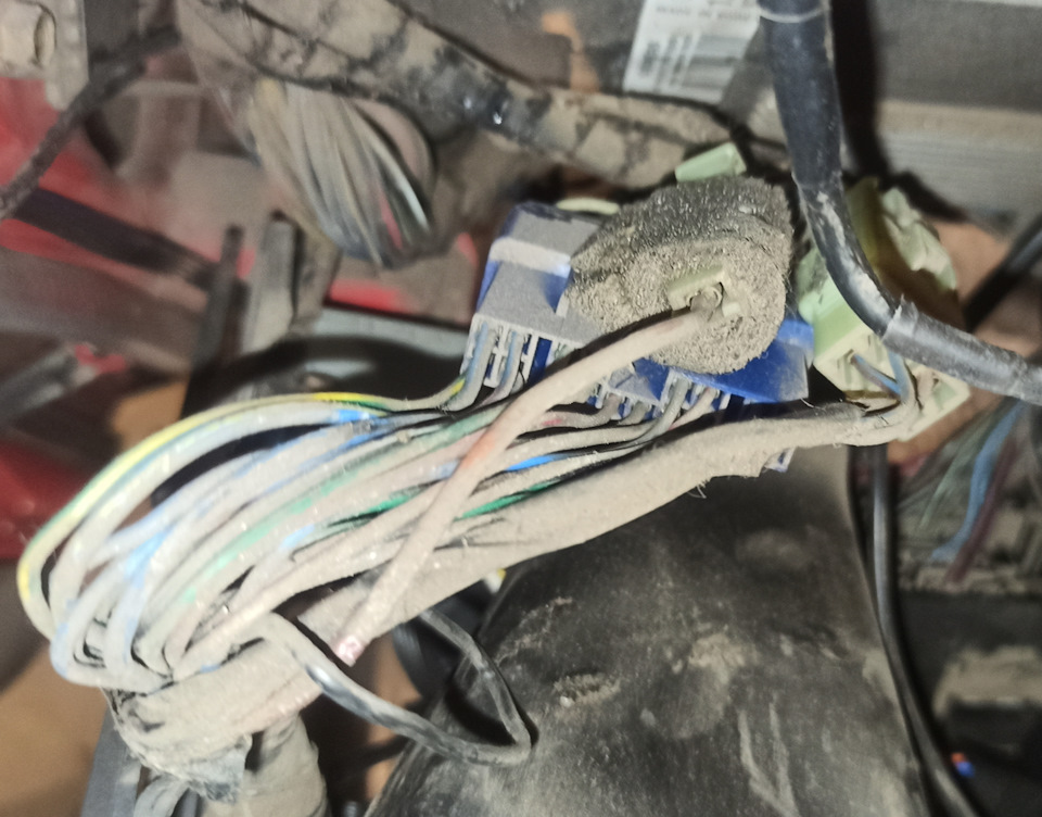 Здесь три разъёма — KIA Pride (1G)