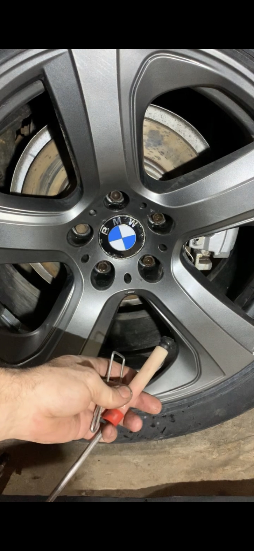 Как поменять ниппель сосок диска без разборки колеса — BMW X6 (E71/E72 ...