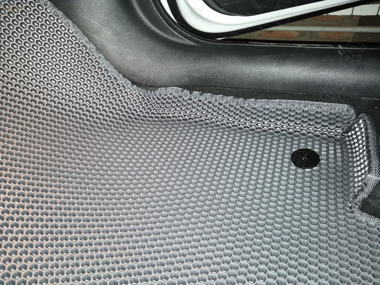 протерся автомобильный коврик. можно ли вернуть коврик. коврик медицинский 1х1. прожгли ковёр углем. загибаются концы ковра.