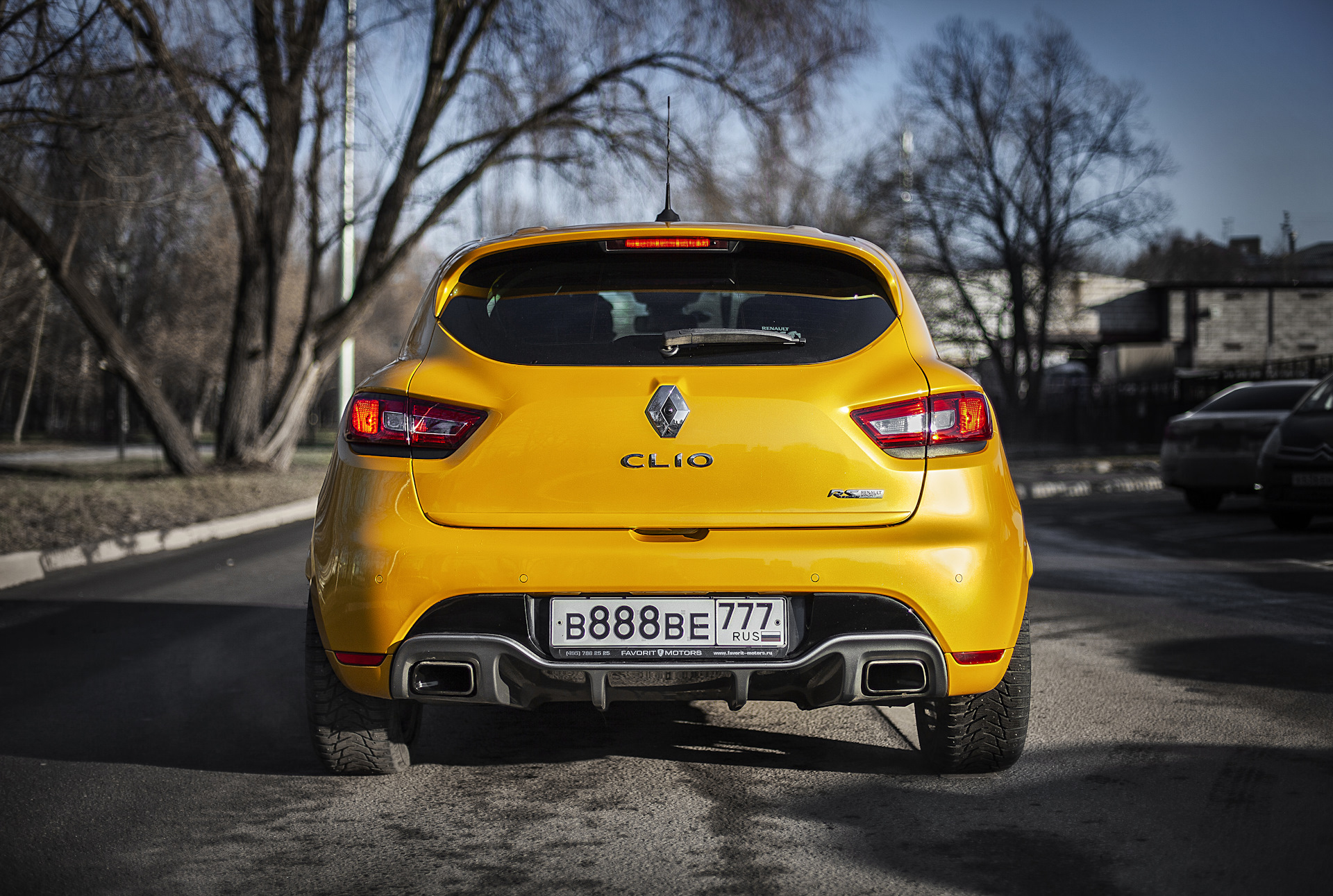 Желтое рено. Clio 4 RS 2014. Желтый Рено 3х. Renault Clio 4 RS Monitor. Reno Clio RS Yellow dashboard.