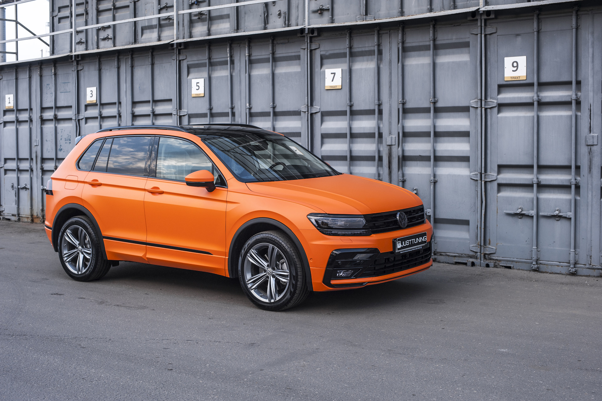 VW Tiguan Orange