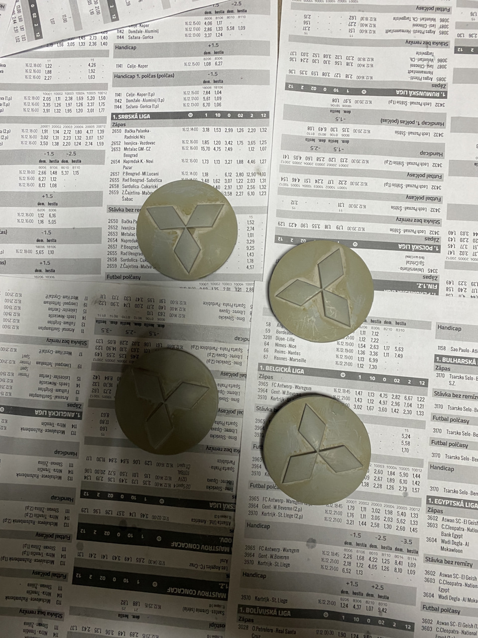 Колпачки дисков в красный — Mitsubishi Lancer IX, 1,6 л, 2006 года ...