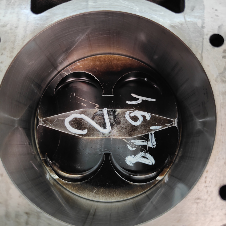 риски 2 цилиндра в вторым комплектом колец, цельное маслосьъмное — Lada 21083