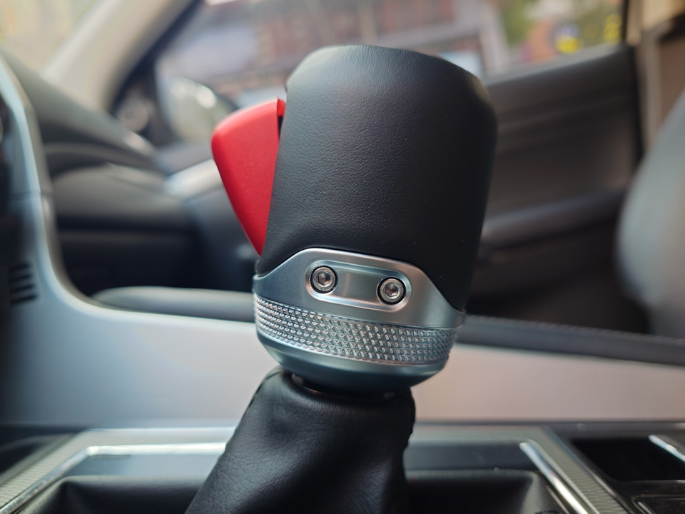 Shift knob from Jeep Wrangler JL on Pajero Sport 3 — Mitsubishi Pajero