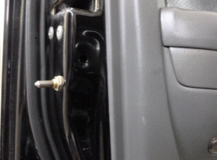 Выдвижная защита дверей форд фокус 3. Установка ремкомплекта дверей автомобиля. Крепления для дверей автомобиля. Крепления для дверей автомобиля. Штыревой замок двери.