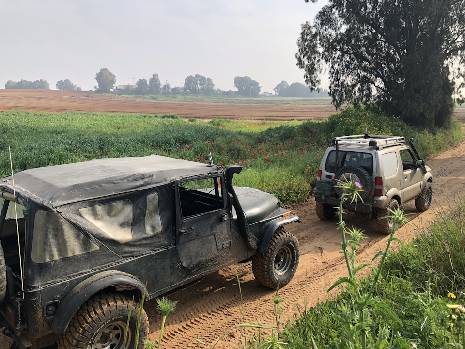 Весной, примерно до конца апреля, когда наступает засуха, Израиль утопает в маках и других цветах. Но маков просто много. Тут мы едем в окрестностях Пардес Ханы. — Suzuki Jimny (1G)
