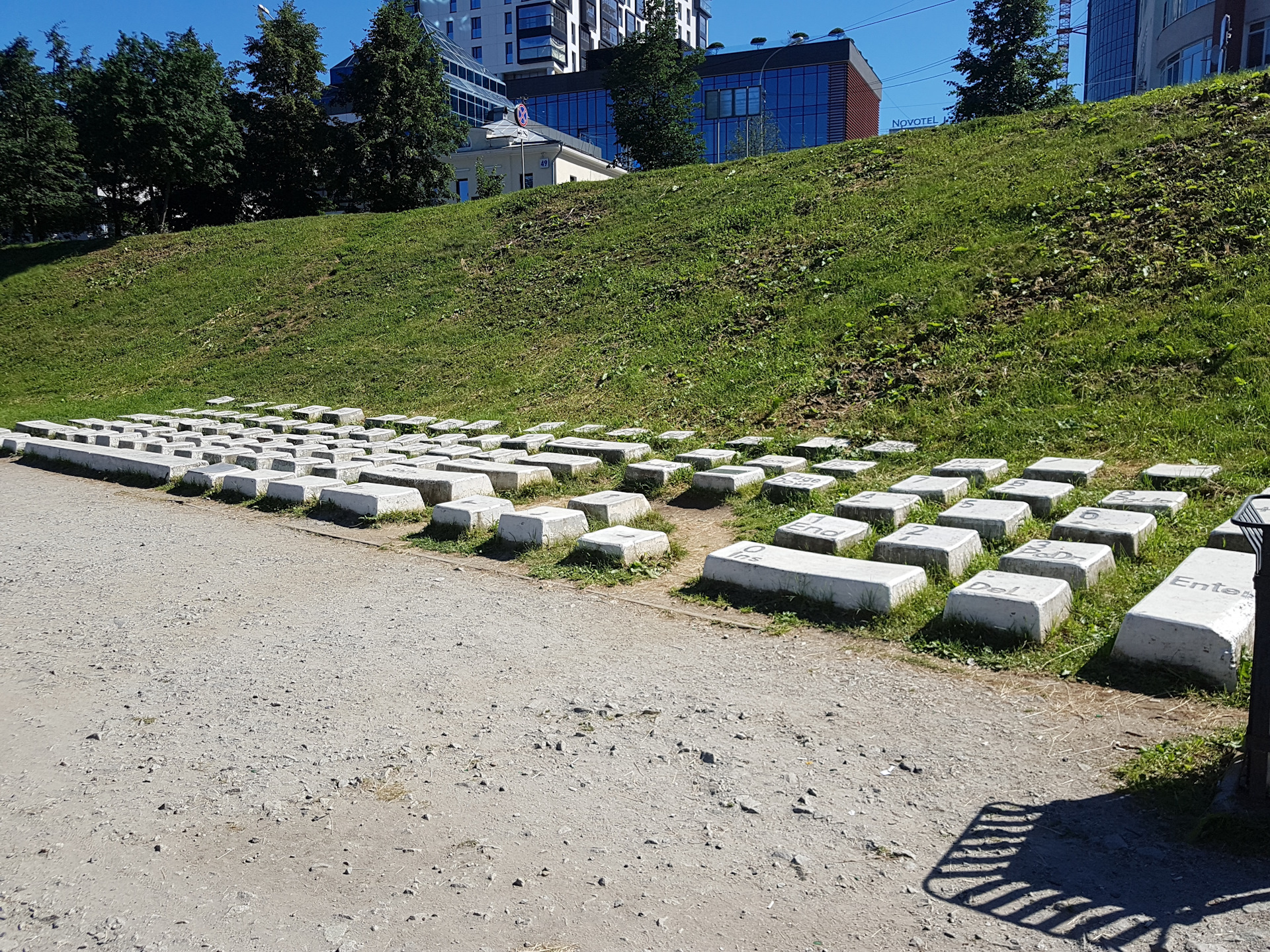 Памятник клавиатуре дата открытия памятника. Памятник клавиатуре. Местоположение памятника клавиатуре. Место расположения памятника клавиатуре. Памятник клавиатуре место расположения памятника.