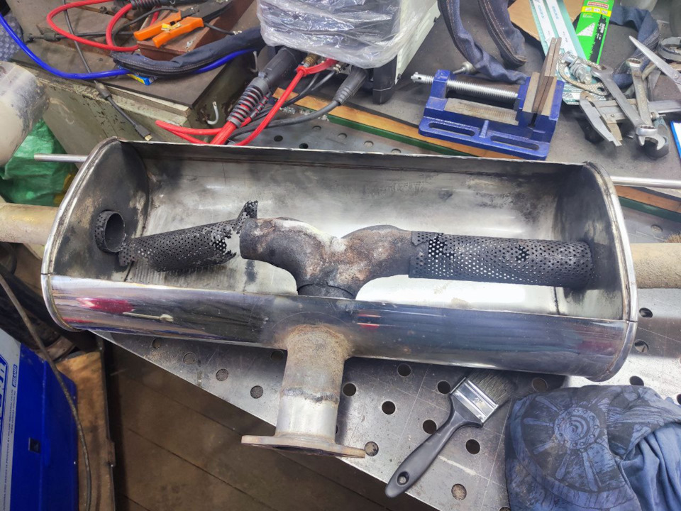 убрали, а внутри вообще тихий ужас: внутри нержавейки обычная черняга, которая просто сгнила в ноль — Mazda CX-5 (1G)