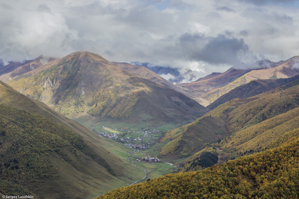 Перевал Латпари высотой 2830 м. С перевала должен открываться отличный вид на противоположную сторону Безенгийской стены. — Mitsubishi Pajero Sport (2G)