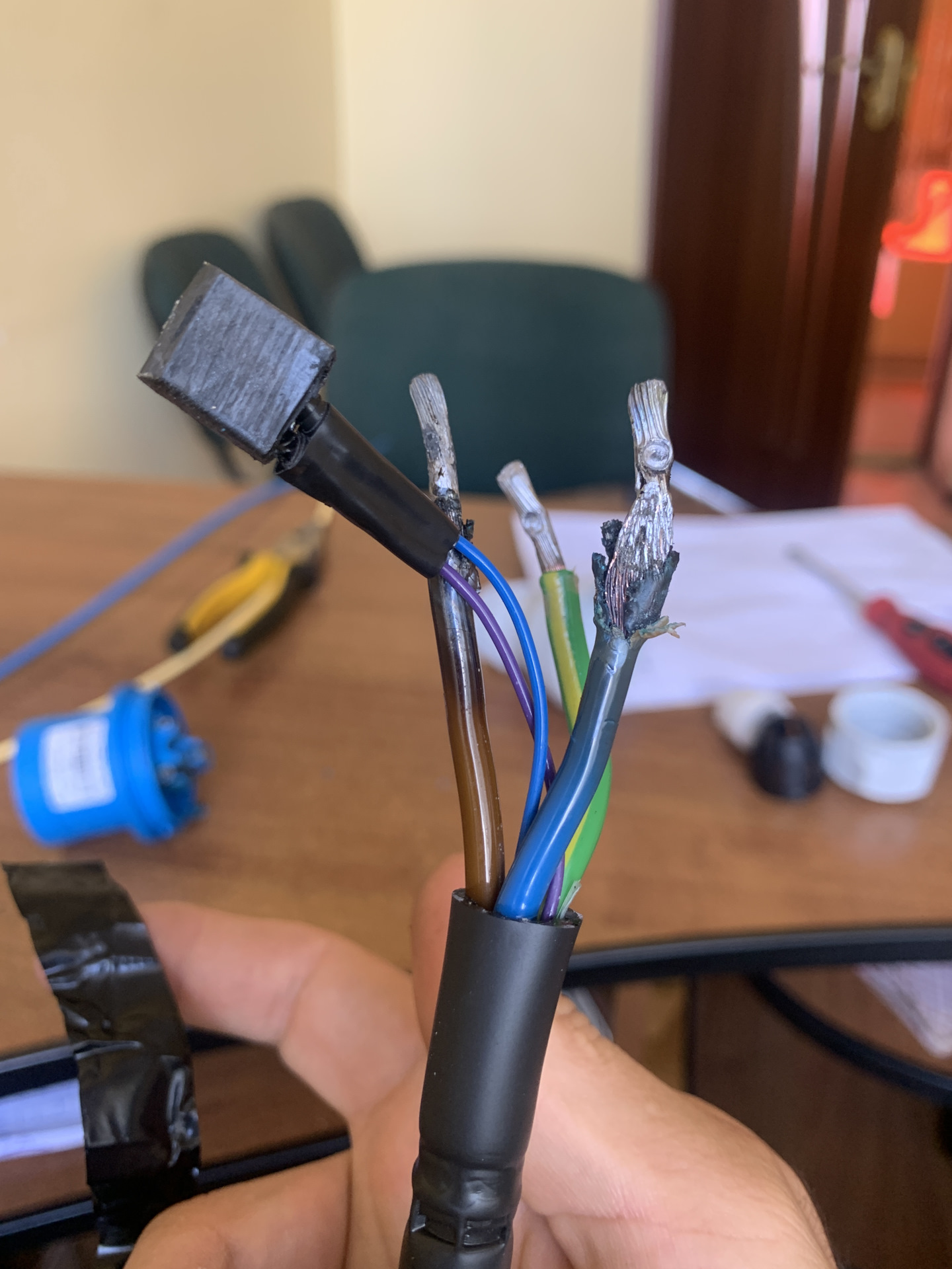 Запах горелого пластика ))) — Tesla Model S, 2018 года | поломка | DRIVE2