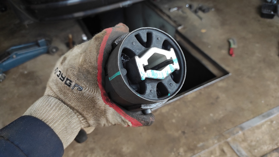 Левый сайлентблок без крепёжной пластины. — Volvo S80 (2G)