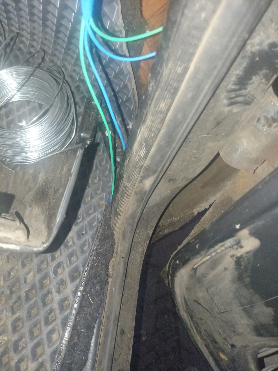 Провода от передней стойки проложил под накладкой порога — Lada 2120 Надежда