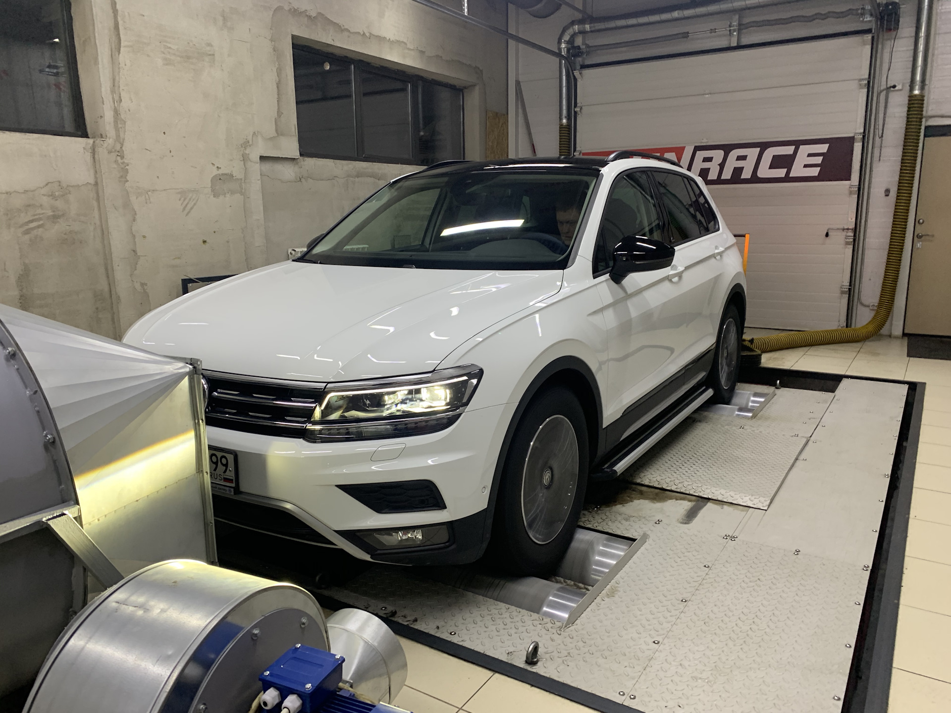 Tiguan чип. VW Tiguan 2020 Offroad. Tiguan off Road Tuning. Оффроуд диски на Тигуан. Тигуан полноприводный и городской различимы в кузове.
