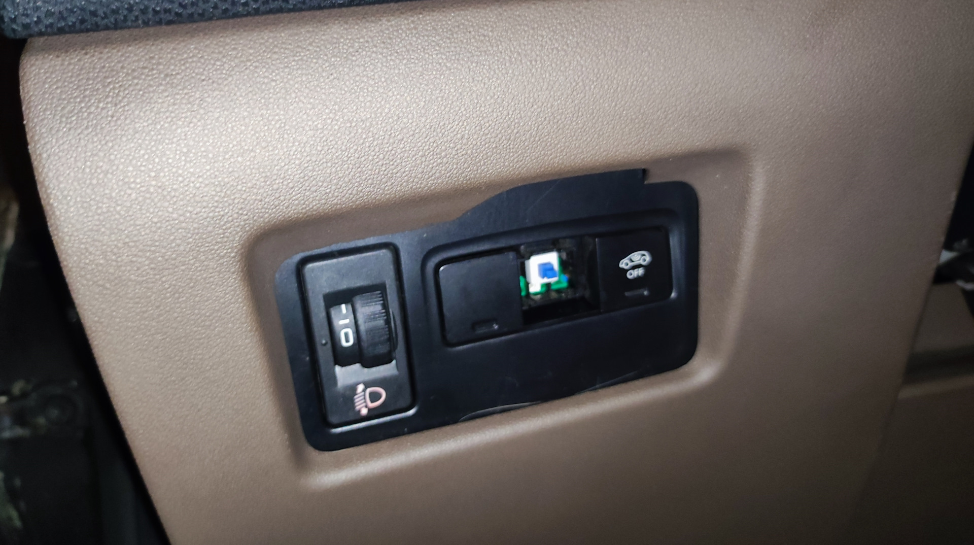 Кнопку посередине. Кнопки слева айюутбек 6. Hyundai ix35 кнопки слева на Торпедо. Qx56 кнопка слева руля. Кнопка датчика вскрытия корпуса hdt0004/ds1 - 01.