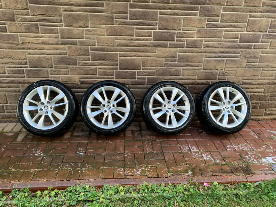Шины летние Bridgestone 225/45 R17, литые диски Skoda 7Jx17 ET49 5x112 ...