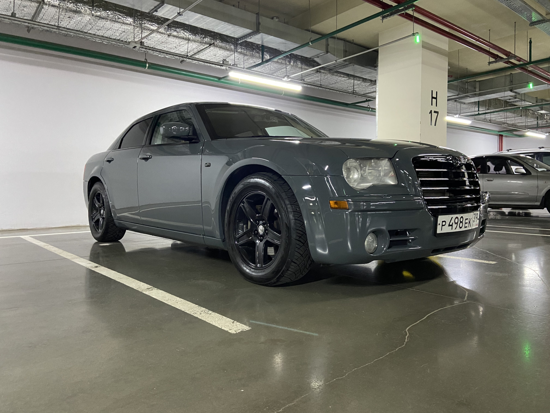 Chrysler 300c vs Bentley