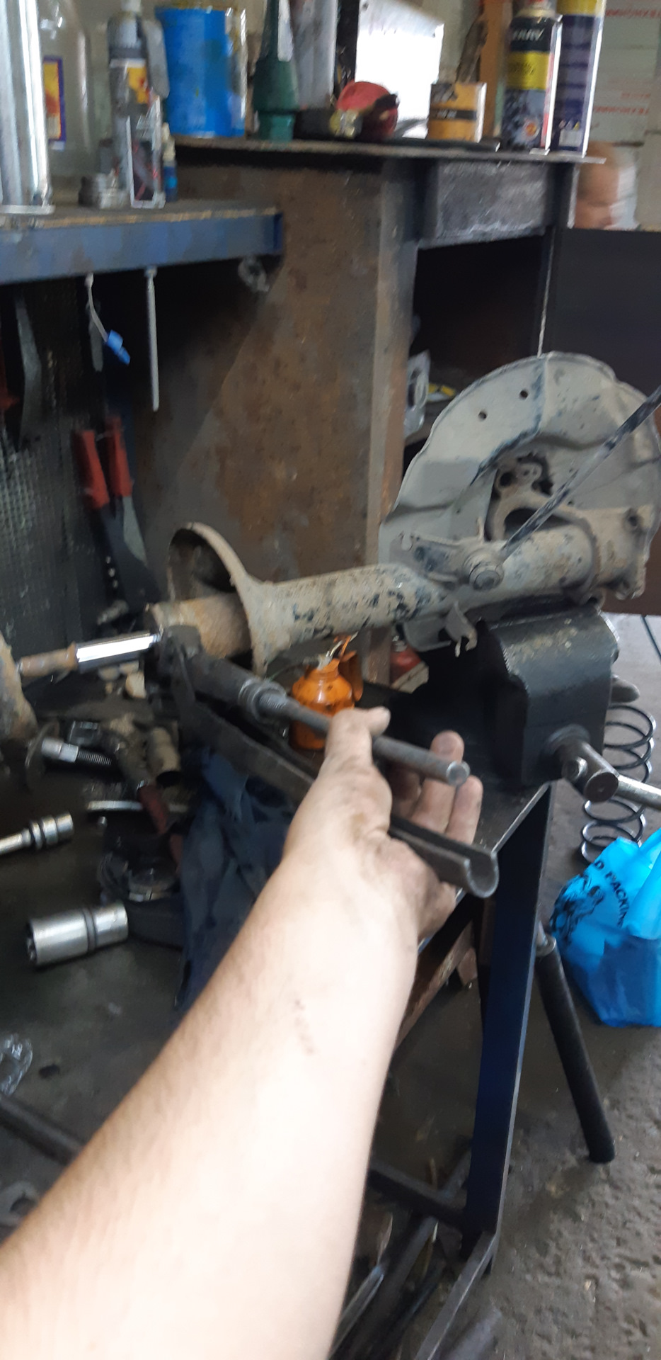 14 Откручиваем газовым ключем — BMW 5 series (E34)