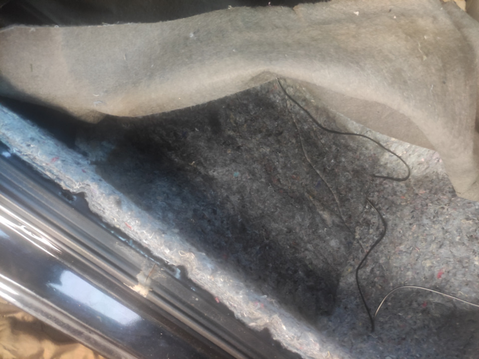 Мокрый пол под ковриком пассажирского места — Lada Калина универсал, 1 ...