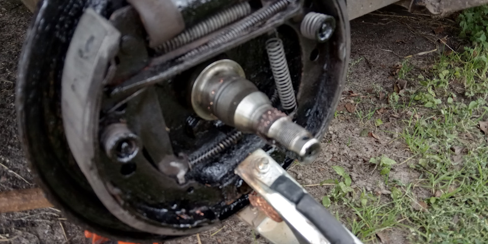 замена именно тормозных накладок на колодках — Audi 80 (B2), 1,6 л ...