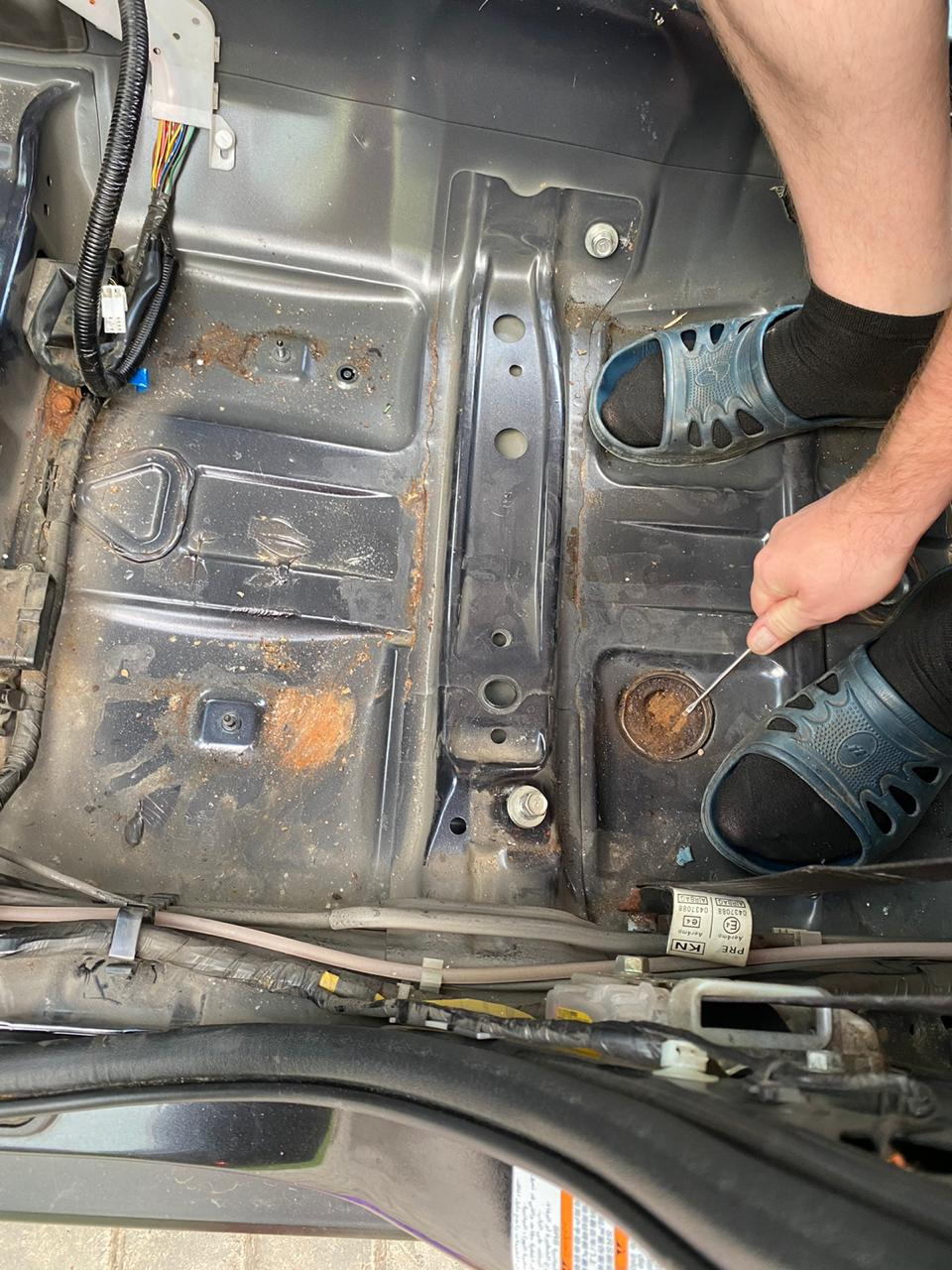 Ржавые петли и сюрприз под ковром — Subaru Forester (SH), 2 л, 2008 ...