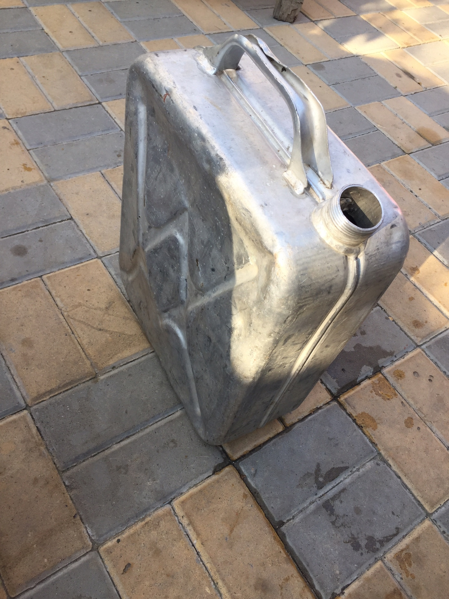 Приварить ручку к алюминиевой канистре. Из алюминиевой канистры. Запаять алюминиевую канистру. Крышка к алюминиевой канистре. Бак из алюминиевой канистры.