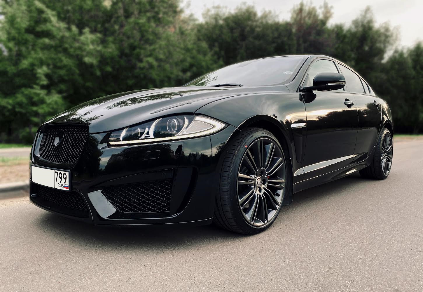 R черный. Jaguar XF r20. Черный Jaguar XF r20. Диски Jaguar XF r20. Jaguar XF Tuning.