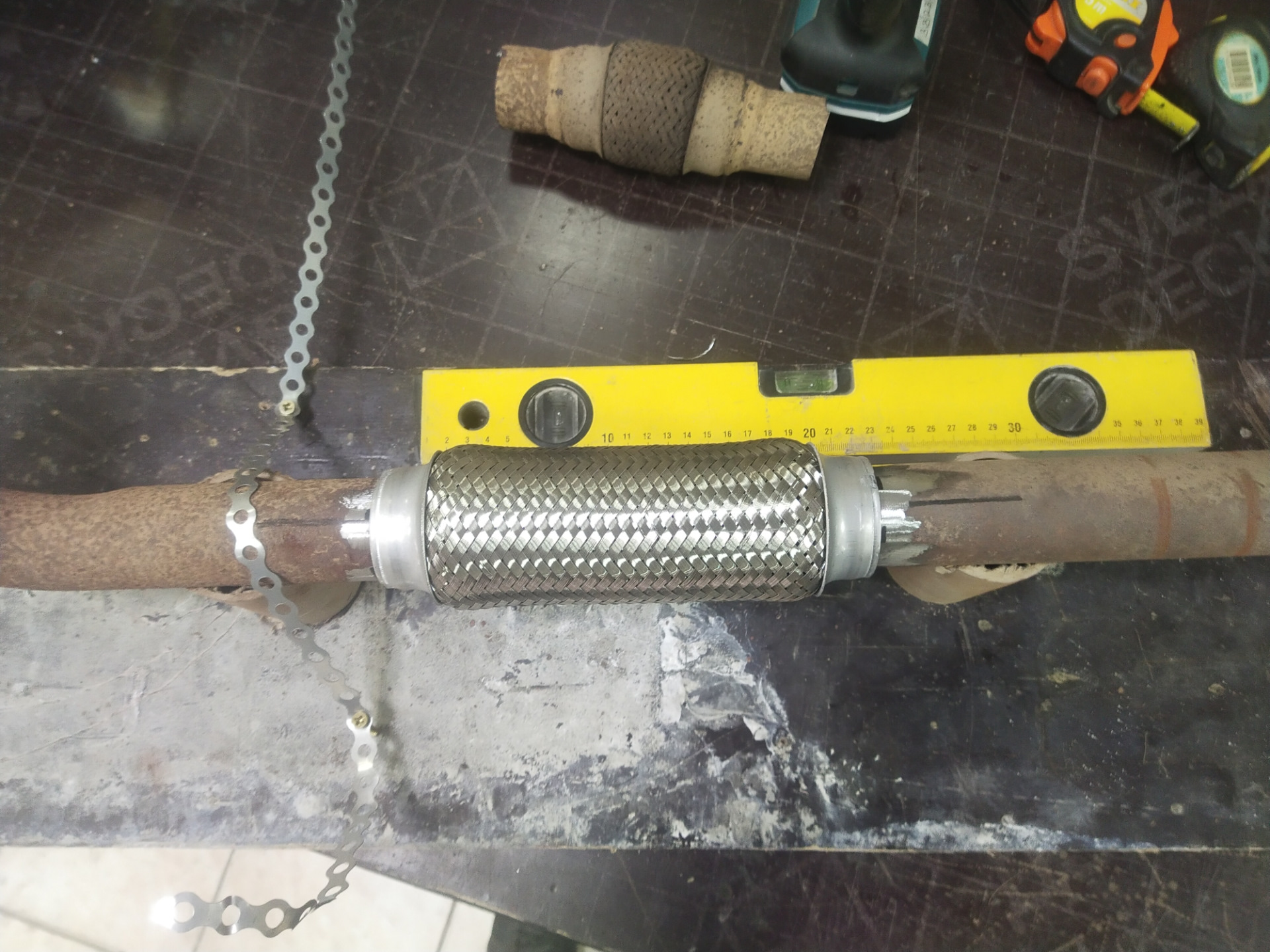 Предохранитель на звук, и гофра — Lada Калина универсал, 1,6 л, 2013 ...