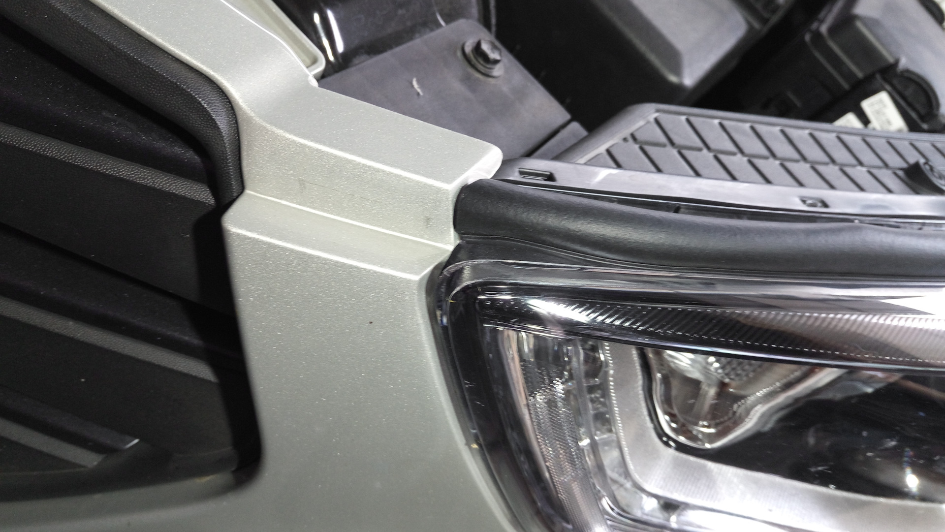 Клипсы уплотнителя задней двери хендай крета. Хендай крета уплотнитель между двумя дверьми. Уплотнители на крета 2. Жабо hyundai creta 1. Уплотнители на крета 2.