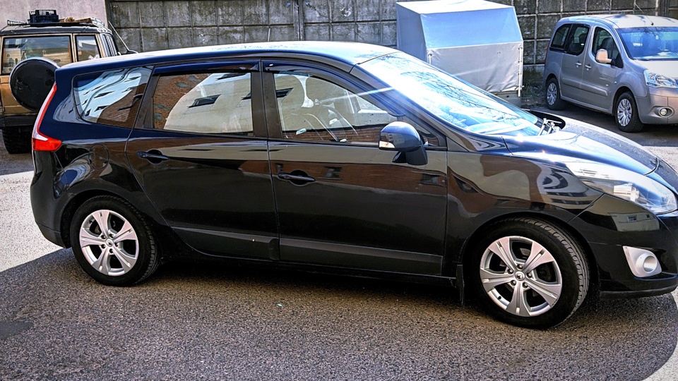 Renault Grand Scenic <"Millennium Falcon">832