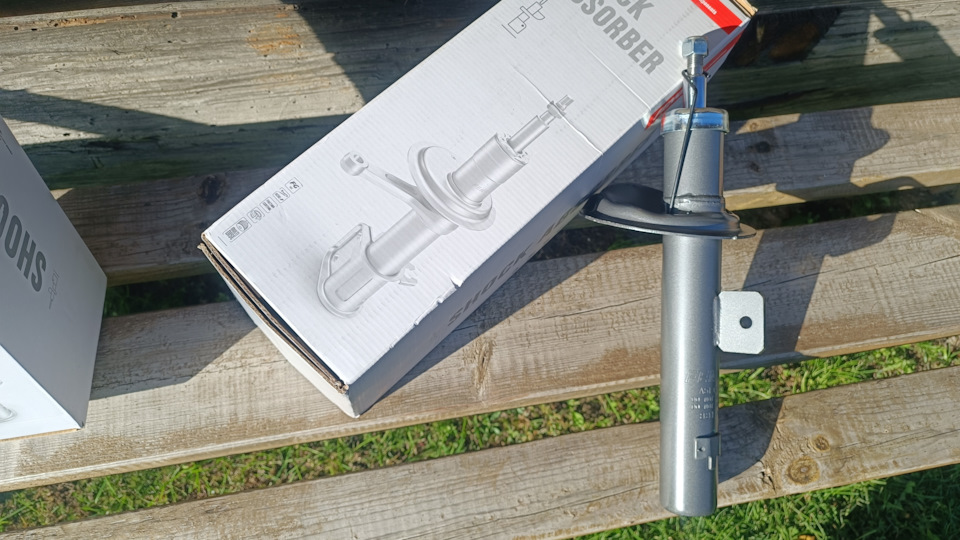 Замена амортизаторов — Peugeot 206, 1,9 л, 2001 года | своими руками ...