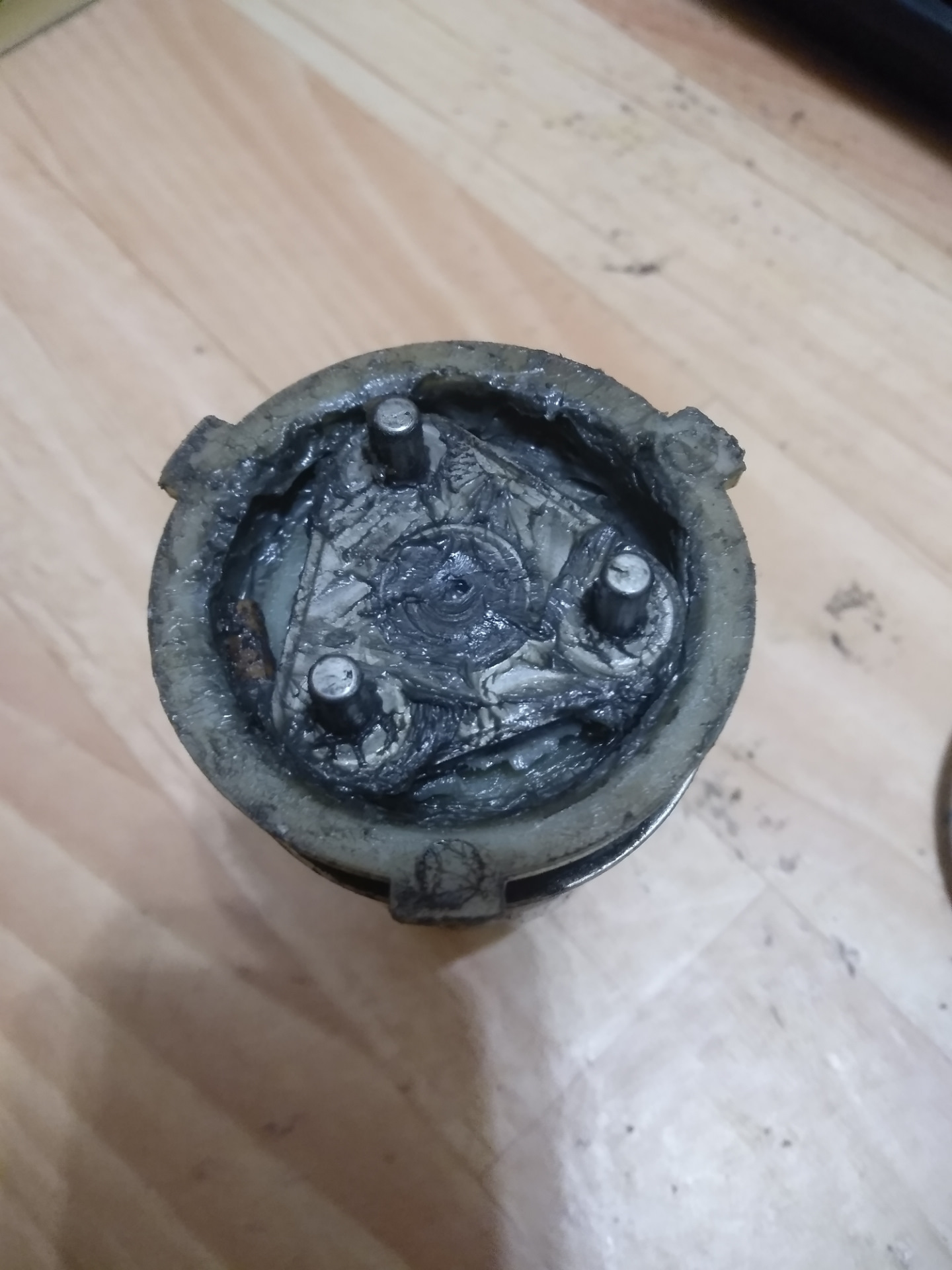 Стартер в мороз крутит и отключаеться, или совсем не крутится, или ...