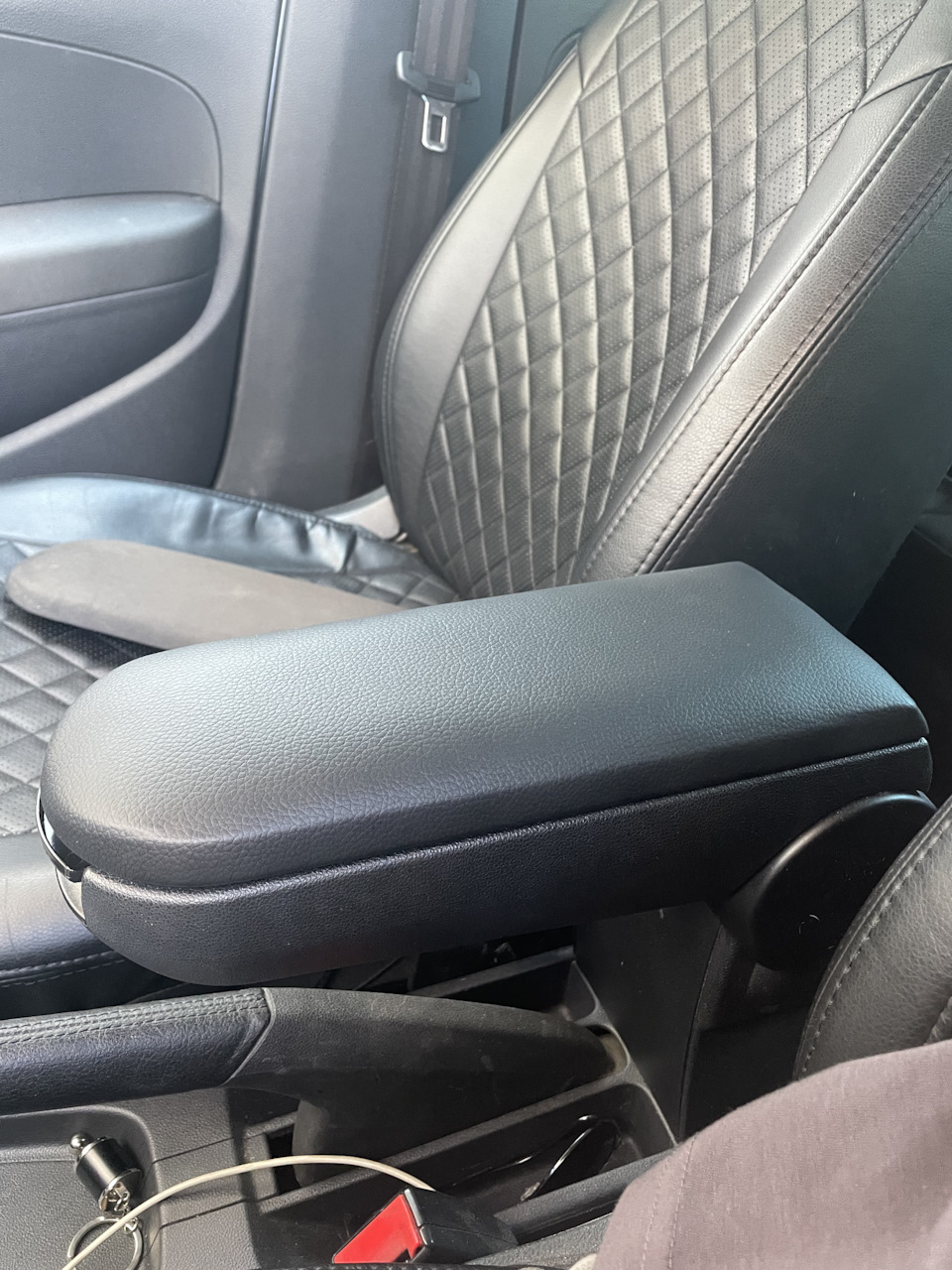 Крышка подлокотника — Volkswagen Polo Sedan, 1,6 л, 2012 года ...
