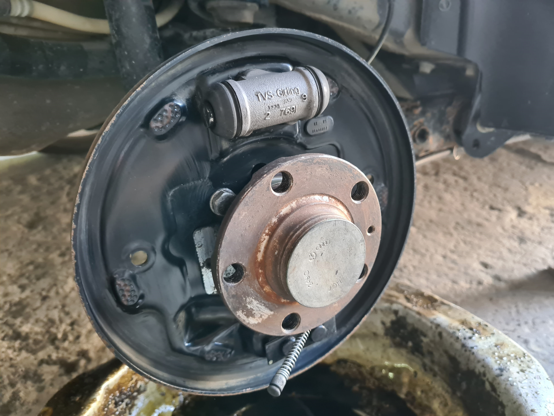 Покраска заднего барабана. Барабанные тормоза поло седан 2019. Задние барабанные тормоза volkswagen polo. Колодки задние фольксваген поло 2011. Снять задний тормозной барабан поло.