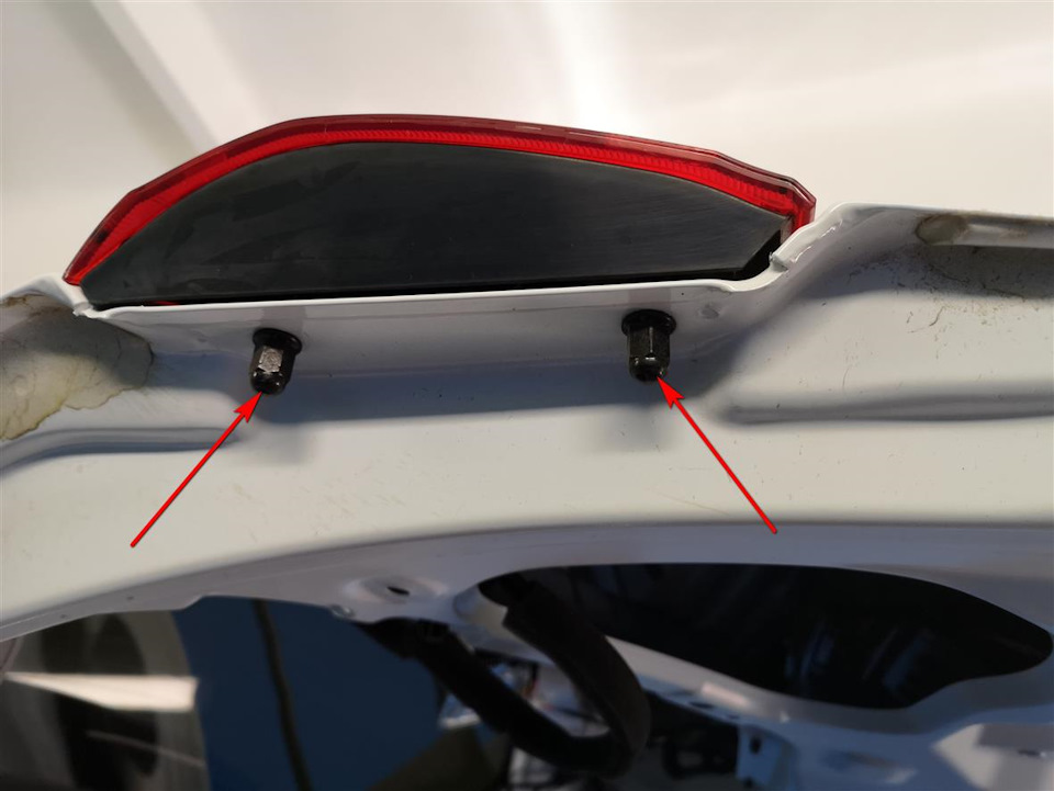 Фонари на двери держатся на 3х таких гайках. Головка на 10 — Haval H6 (1G)