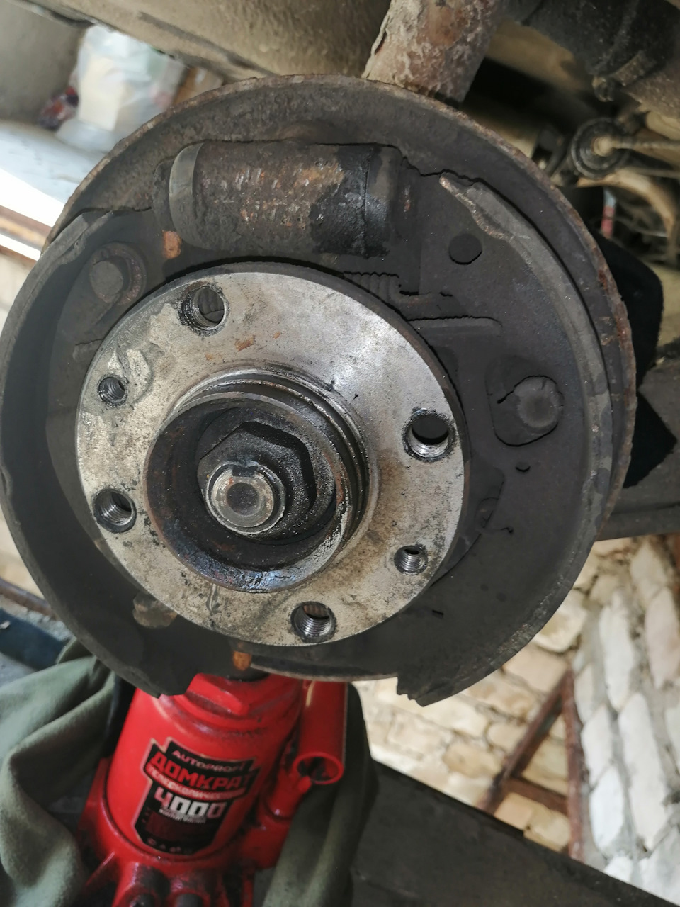 Замена задних барабанов, колодок, тормозных цилиндров, троса ручника ...