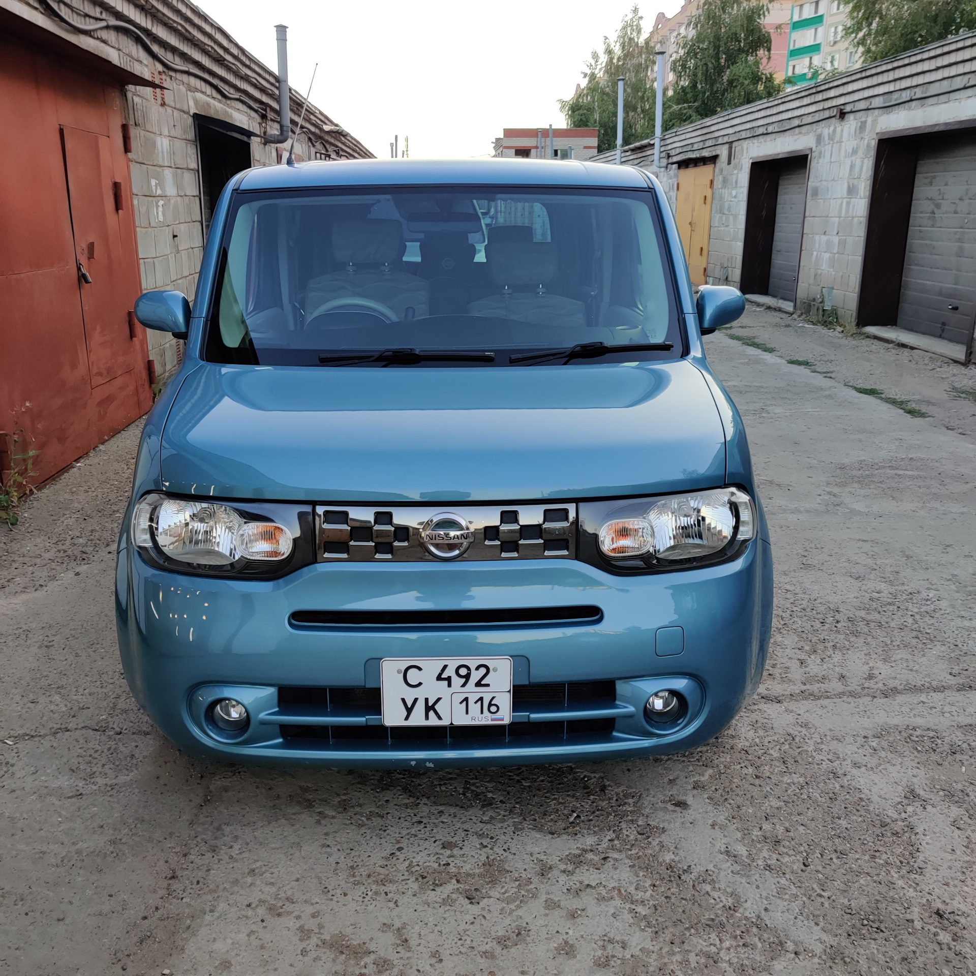 Квадратный номер на Nissan Cube