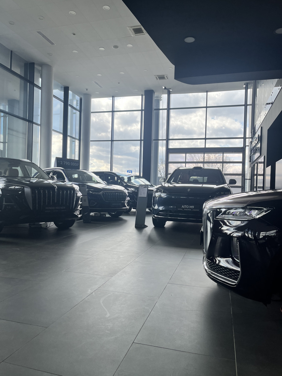 Ассортимент в салоне — Hongqi HS5