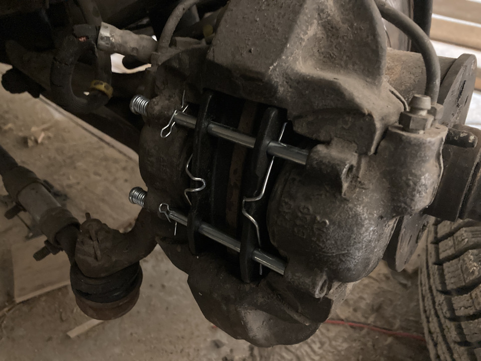 Замена передних тормозных колодок на классике — Lada 21063, 1,3 л, 1992 ...