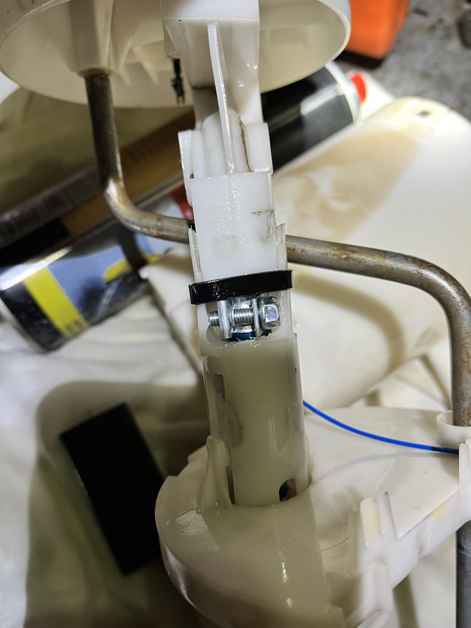 8. Фиксатор топливного фильтра шевроле niva. 2 с фитингами. Топливный фильтр фольксваген поло седан. Снять шланги топливный фильтр.