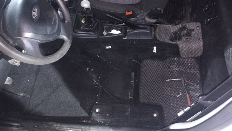 При выжоме сцепления скрежет, тугое сцепления. — Lada Гранта лифтбек, 1 ...