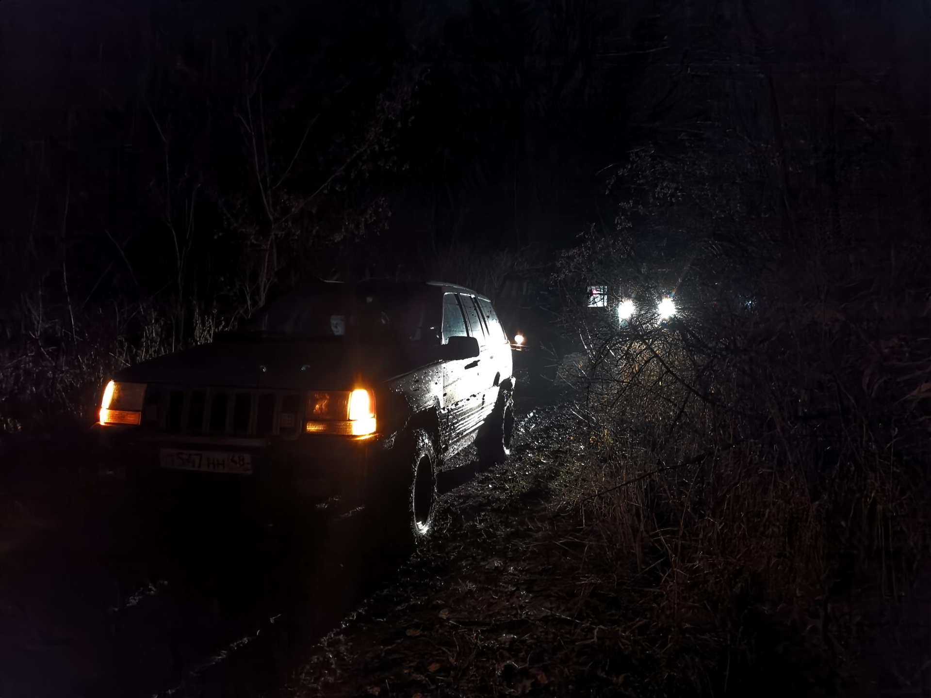 Jeep Grand Cherokee ночью зимой