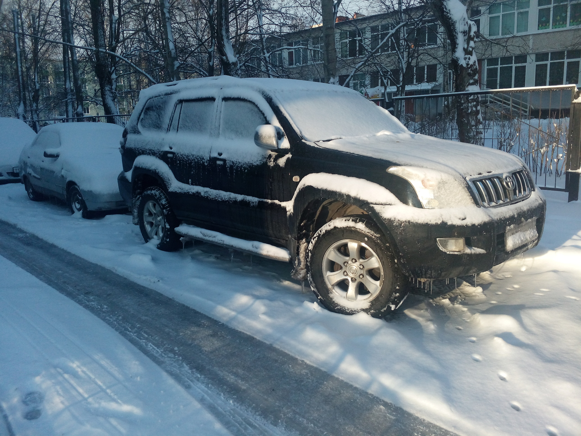 Дром иркутская. Тойота Прадо 120 черный зимой. Toyota Land Cruiser Prado 120 зимой. Land Cruiser 120 черный зима. Тойота Прадо 120 на снегу.